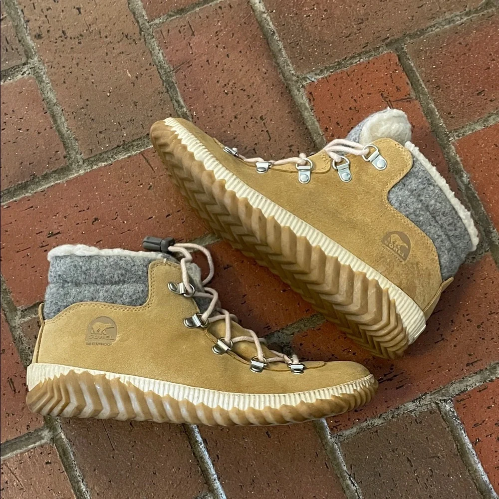Sorel Out N About Conquest Tan and Gray Winter‎ Boots